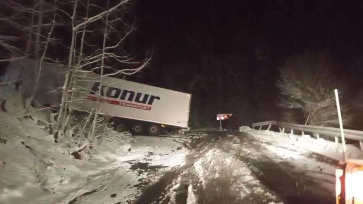 Sahara Geçidi’nde buz tuzağı: Kayan tır yolu kapattı, araçlar saatlerce bekledi