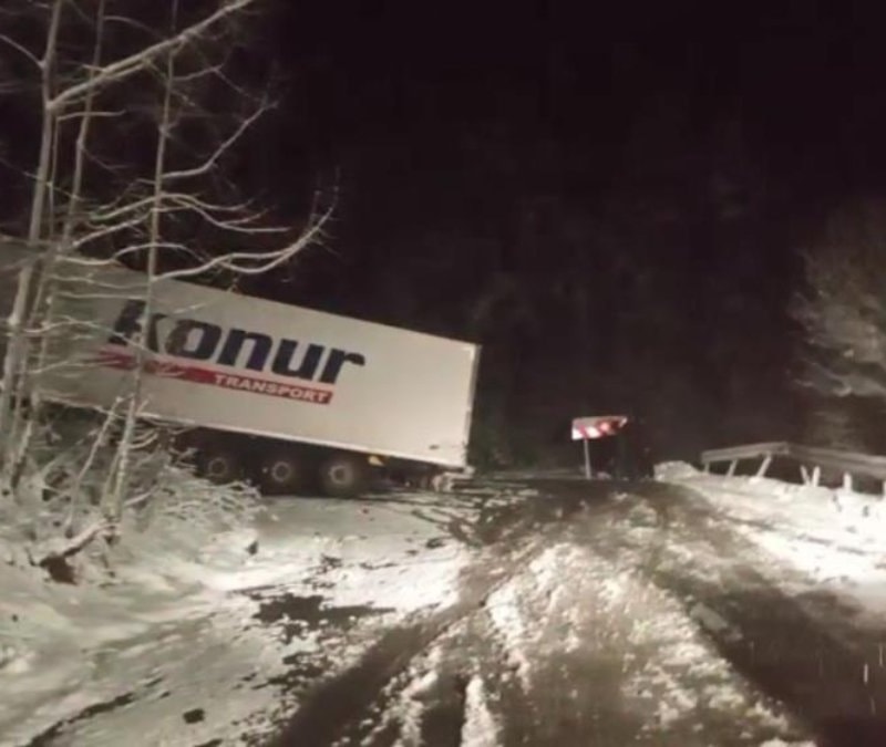 Sahara Geçidi’nde buz tuzağı: Kayan tır yolu kapattı, araçlar saatlerce bekledi