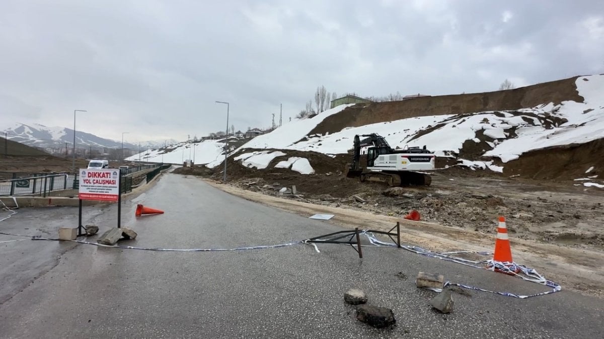 Yüksekova’da heyelan sonrası ulaşım aksadı: Pizok yolu 5 gündür tek şerit