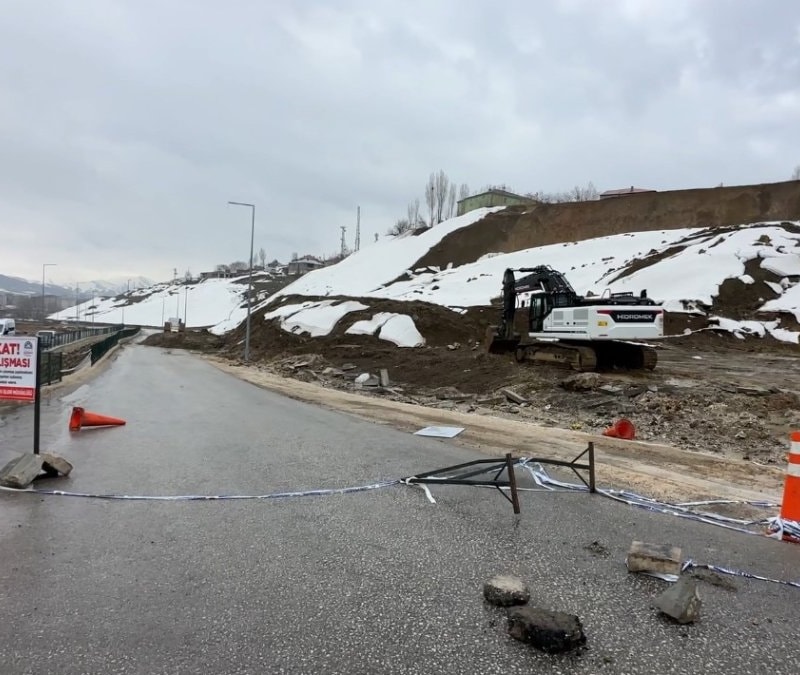 Yüksekova’da heyelan sonrası ulaşım aksadı: Pizok yolu 5 gündür tek şerit