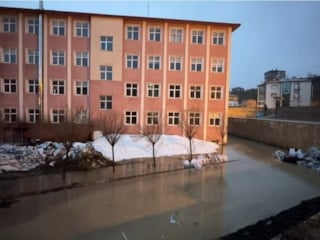 Yüksekova’da sağanak okul bahçesini göle çevirdi