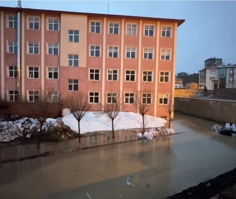 Yüksekova’da sağanak okul bahçesini göle çevirdi