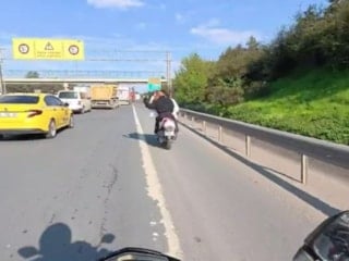 İstanbul'da motosiklet sürücüsü arkadan oturan kadının saçını çekince ölümden döndüler