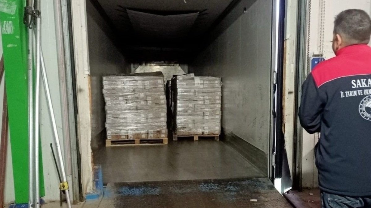 Sakarya’da skandal denetim: 32 ton bozuk tavuk eti ele geçirildi