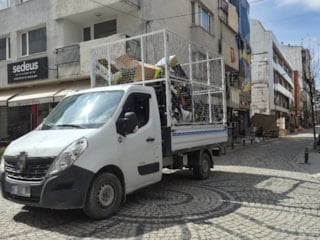 Eskişehir’de dar sokakta hatalı park trafiği kilitledi