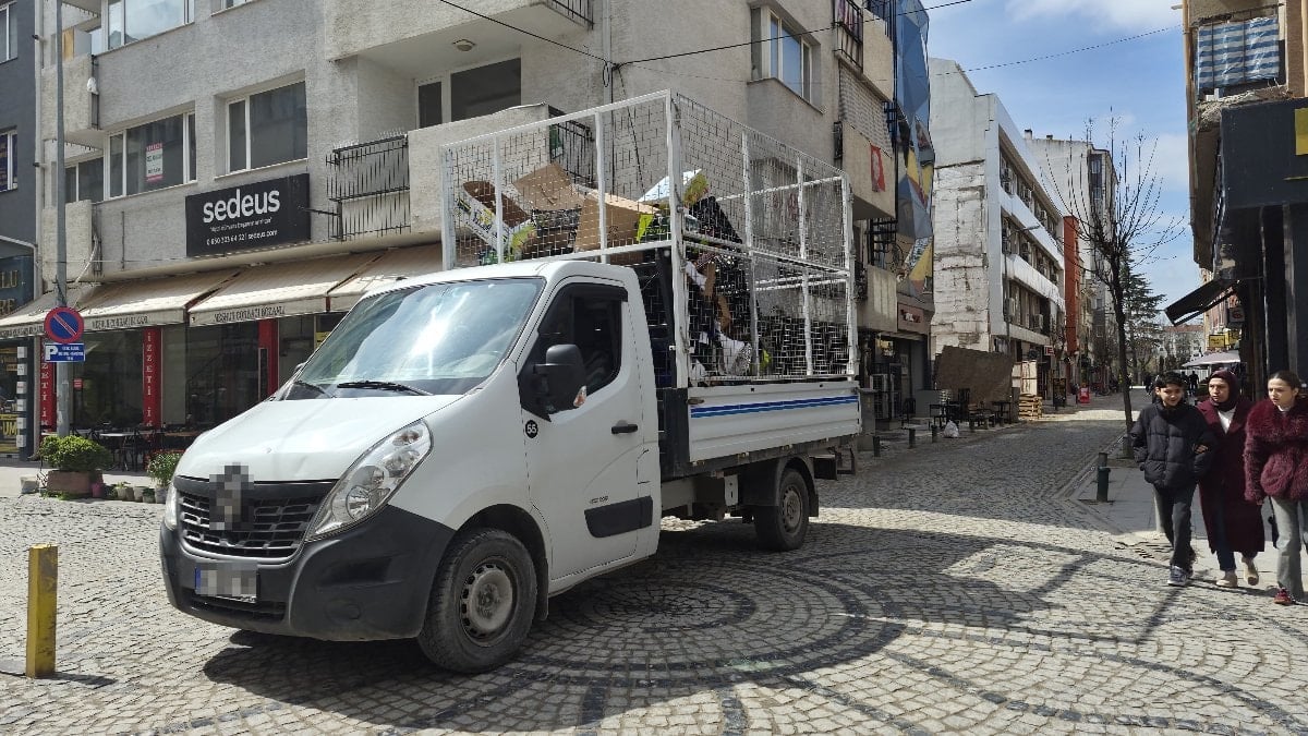 Eskişehir’de dar sokakta hatalı park trafiği kilitledi