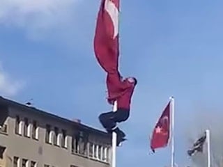 Erzurum'da rüzgarda dolanan bayrağı düzeltmek için 15 metrelik direğe tırmandı