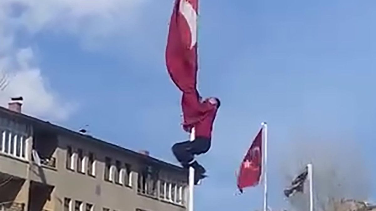 Erzurum'da rüzgarda dolanan bayrağı düzeltmek için 15 metrelik direğe tırmandı