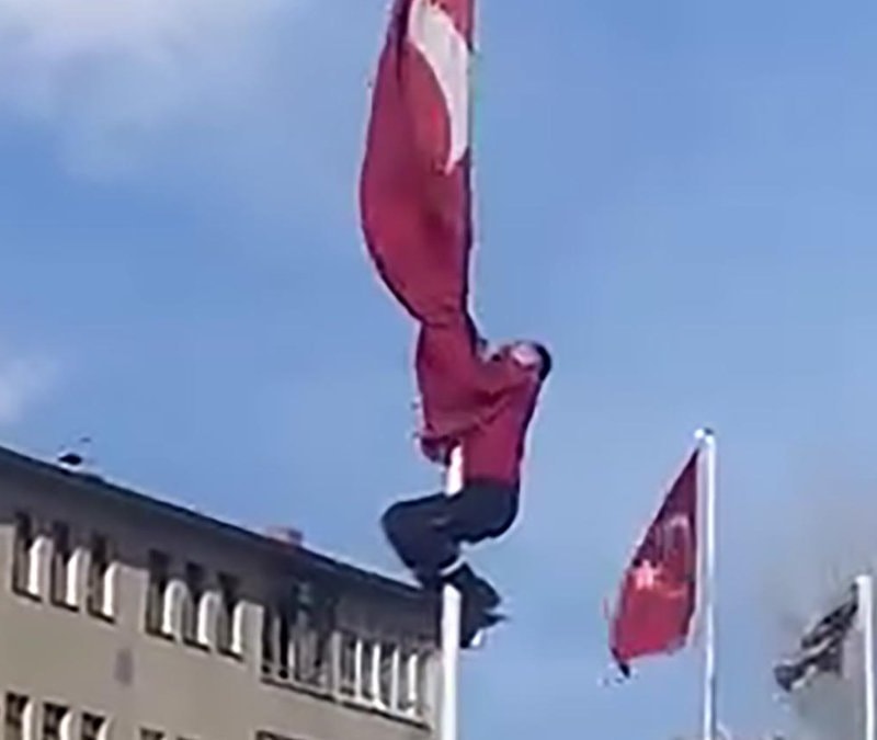 Erzurum'da rüzgarda dolanan bayrağı düzeltmek için 15 metrelik direğe tırmandı