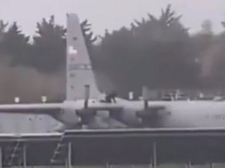 İrlanda’da ABD askeri uçağına baltalı saldırı