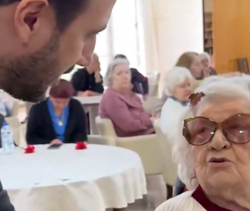 Abdullah Özdemir'den huzurevi ziyareti: Yaşlı kadın Cumhurbaşkanı Erdoğan anısını anlattı