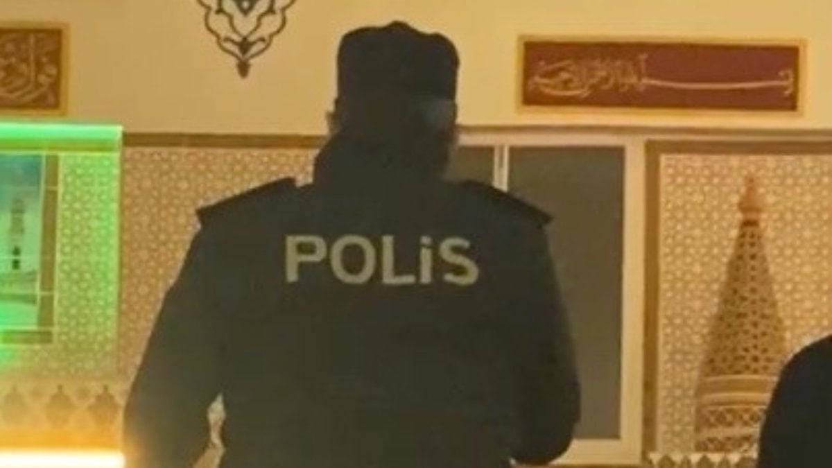 Osmaniye'de namaza giden ilçe emniyet müdürü müezzinlik yaptı