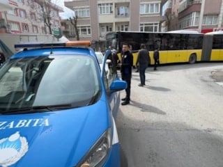 İstanbul'da hatalı park yapıp trafiği kilitledi: Sürücüler isyan etti