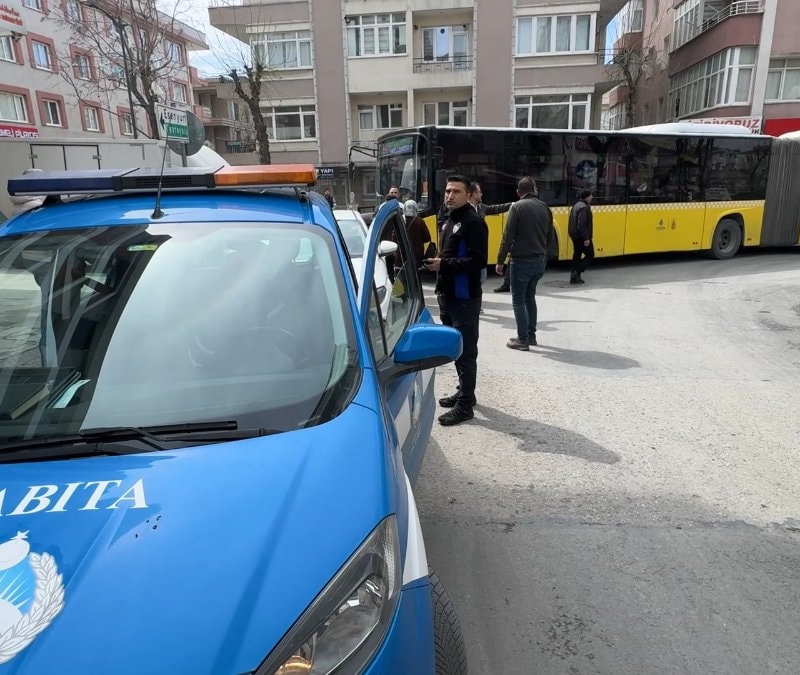 İstanbul'da hatalı park yapıp trafiği kilitledi: Sürücüler isyan etti