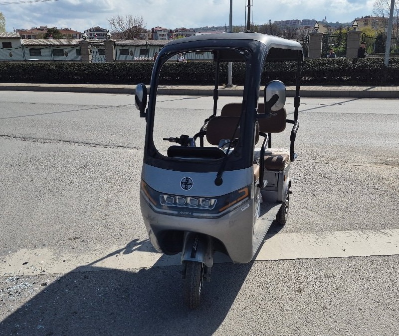Eskişehir’de ters yön kazası: Üç tekerlekli elektrikli araç otomobille çarpıştı