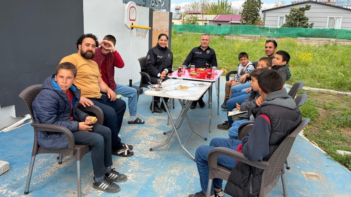 Osmaniye’de özel öğrencilerden polislere çiçekli sürpriz