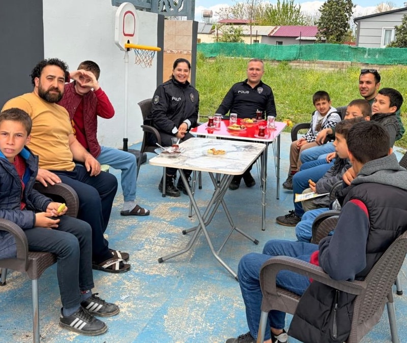 Osmaniye’de özel öğrencilerden polislere çiçekli sürpriz