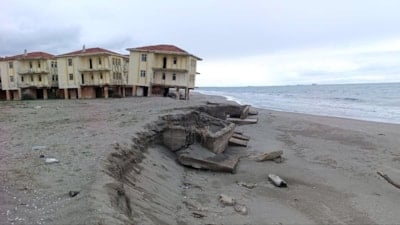 Sakarya'da kıyı erozyonu: Deniz 100 metre içeri girdi, yapılar çöktü