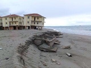 Sakarya'da kıyı erozyonu: Deniz 100 metre içeri girdi, yapılar çöktü