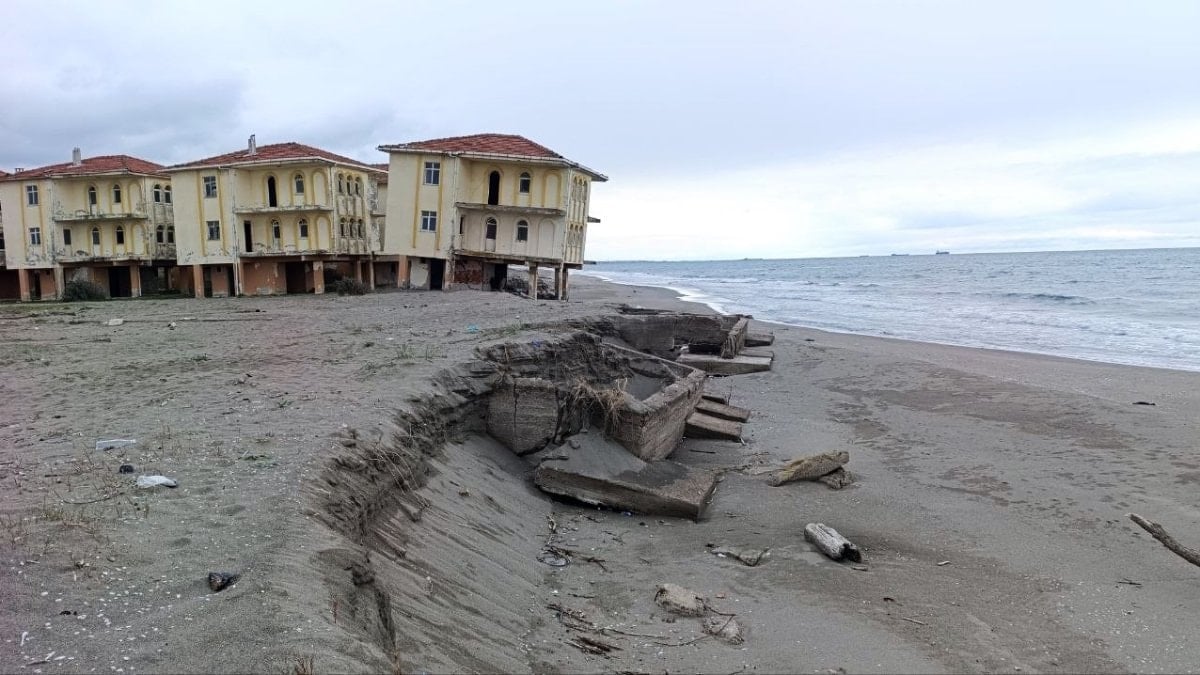 Sakarya'da kıyı erozyonu: Deniz 100 metre içeri girdi, yapılar çöktü