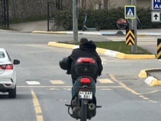 Sakarya’da tehlikeli sürüş: Kaskı takmak yerine kolunda taşıdı