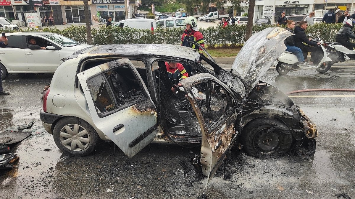 Aydın'da peş peşe araç yangını: Aynı noktada iki otomobil kül oldu