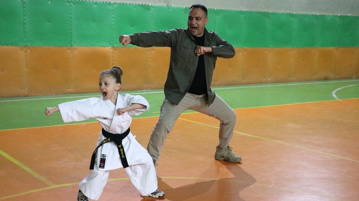 Elazığ'da polis antrenör, ringde geleceği inşa ediyor