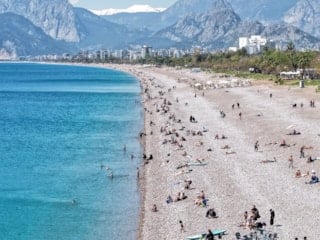 Sıcaklık yükseldi: Konyaaltı Sahili'nde yoğunluk
