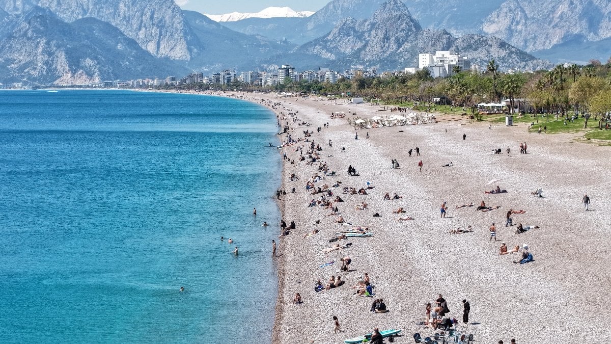 Sıcaklık yükseldi: Konyaaltı Sahili'nde yoğunluk