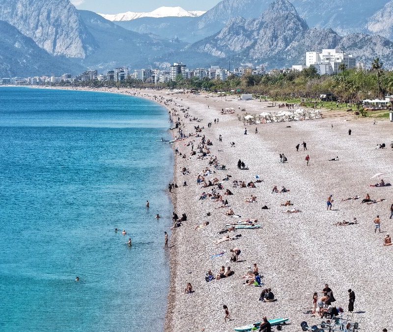 Sıcaklık yükseldi: Konyaaltı Sahili'nde yoğunluk