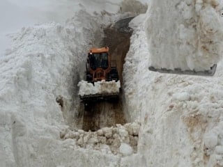 Şırnak'ta çığ yolları kapattı, ekipler günlerce mücadele etti