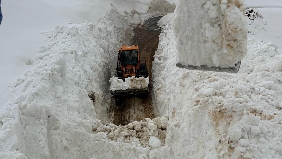 Şırnak'ta çığ yolları kapattı, ekipler günlerce mücadele etti
