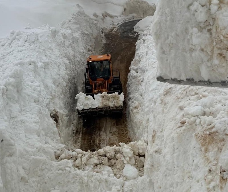 Şırnak'ta çığ yolları kapattı, ekipler günlerce mücadele etti
