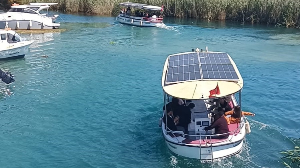 Azmak Nehri’nde bahar yoğunluğu: Tekneler peş peşe turda