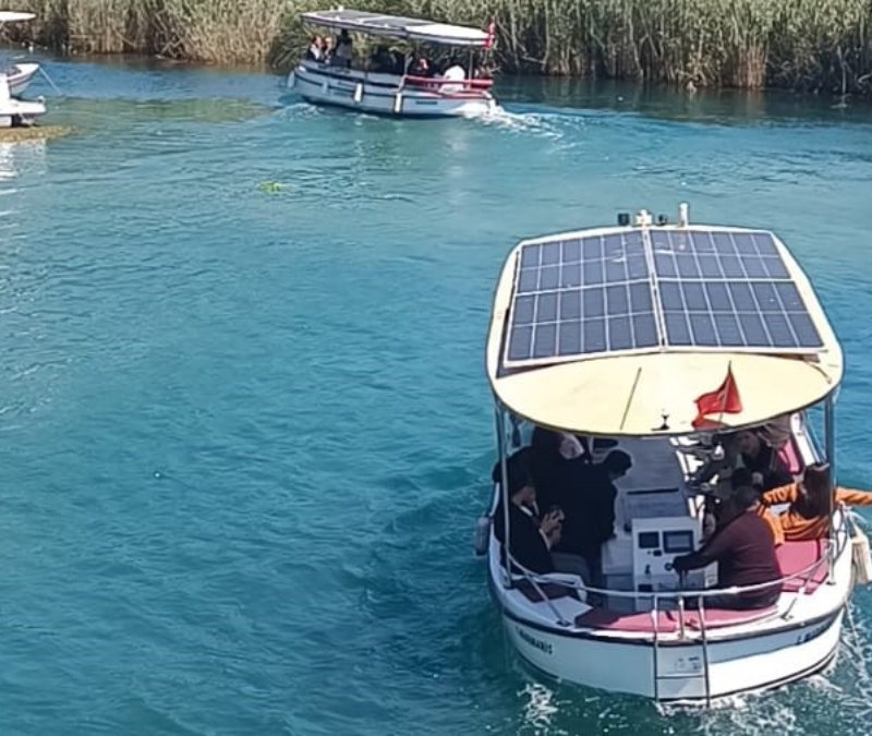 Azmak Nehri’nde bahar yoğunluğu: Tekneler peş peşe turda