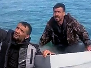 Adana açıklarında facianın eşiğinden dönüldü: Denizde mahsur kalan 3 kişi kurtarıldı