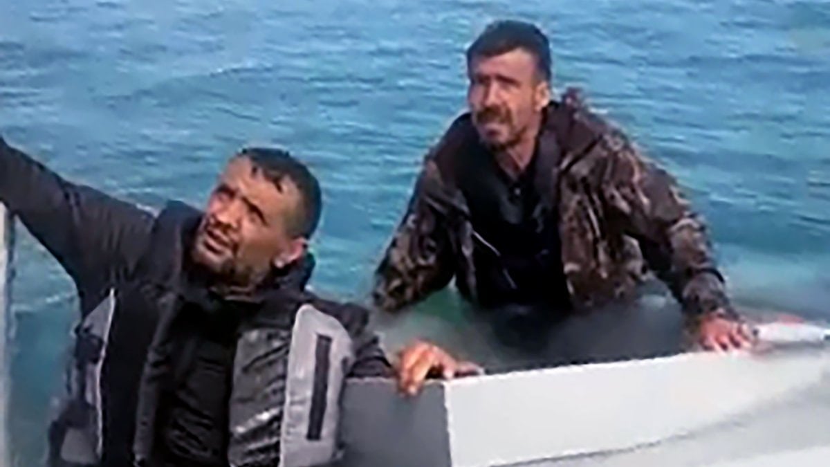 Adana açıklarında facianın eşiğinden dönüldü: Denizde mahsur kalan 3 kişi kurtarıldı