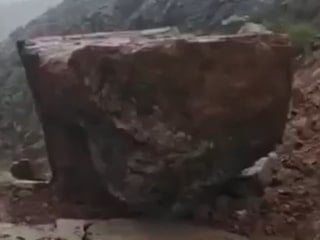 Hakkari'de yola dev kaya düştü: Ulaşım tamamen durdu