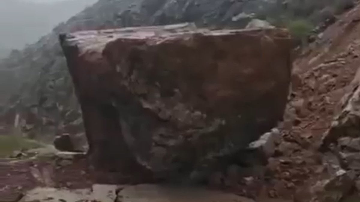 Hakkari'de yola dev kaya düştü: Ulaşım tamamen durdu