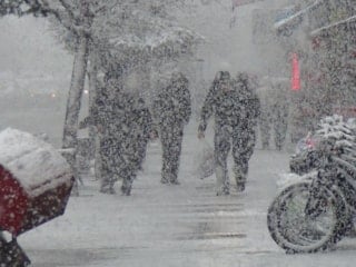 Kars’ta nisan sürprizi: Kent dakikalar içinde beyaza büründü