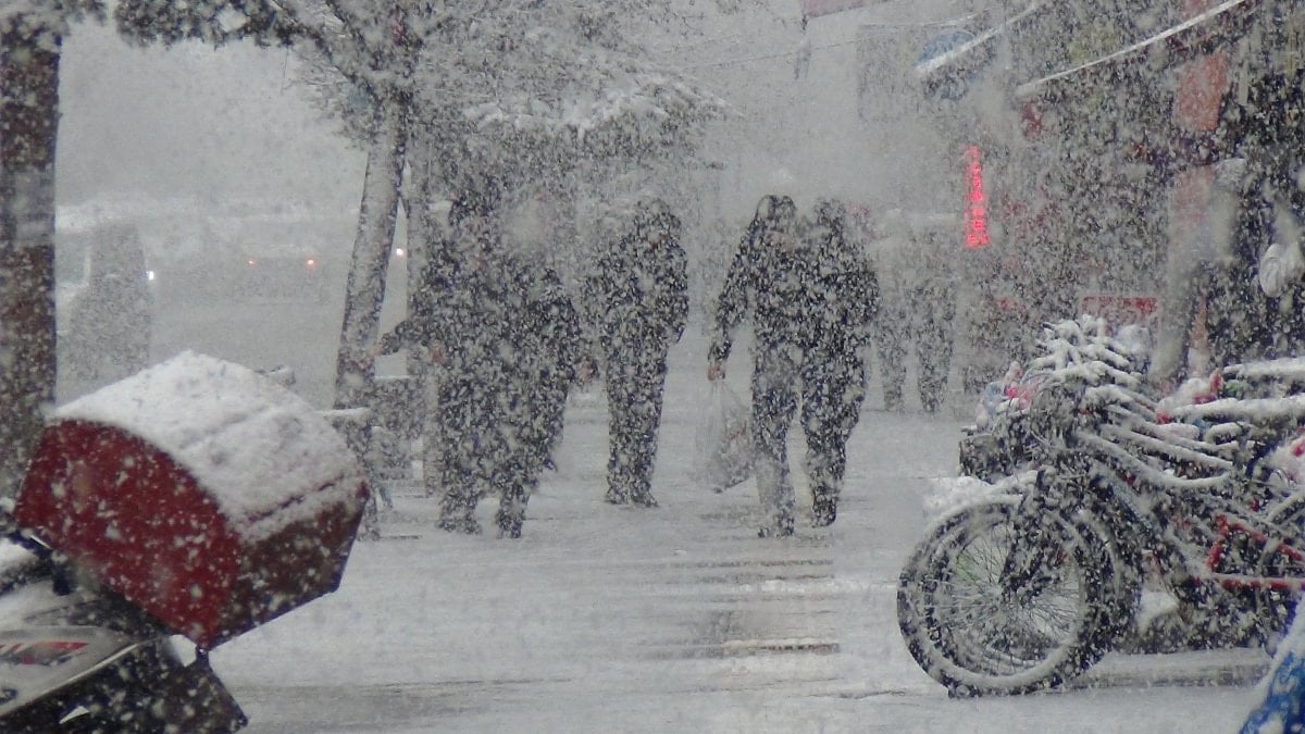 Kars’ta nisan sürprizi: Kent dakikalar içinde beyaza büründü