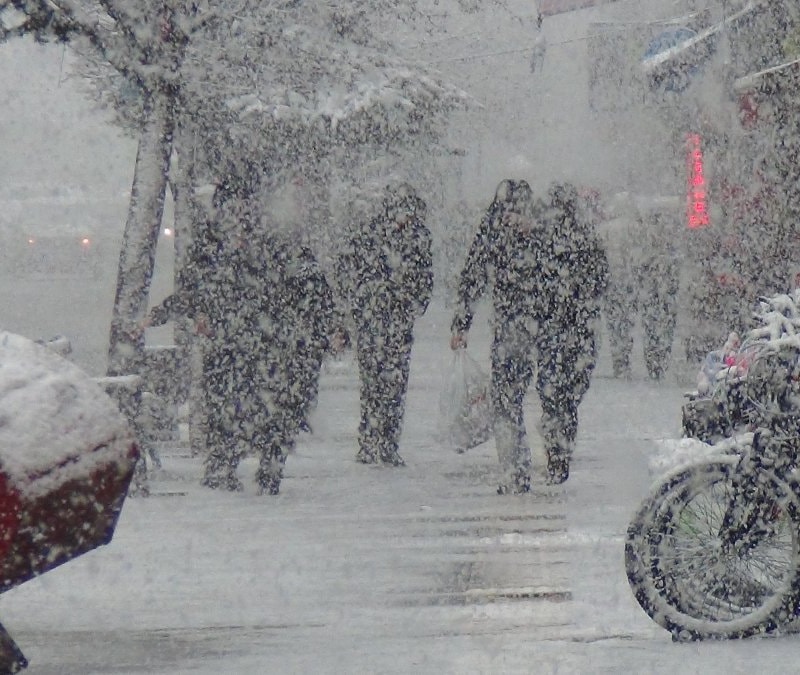 Kars’ta nisan sürprizi: Kent dakikalar içinde beyaza büründü