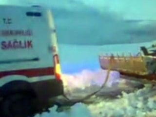 Bitlis'te hasta almaya giderken kara saplanan ambulansı, ekipler kurtardı