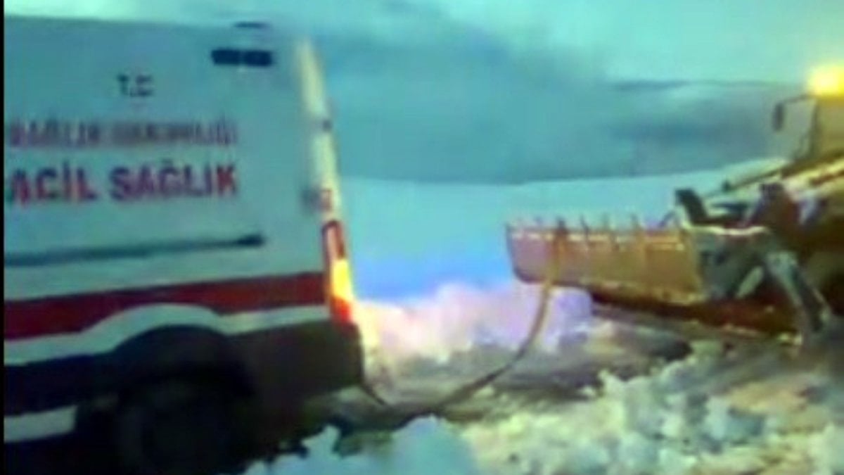 Bitlis'te hasta almaya giderken kara saplanan ambulansı, ekipler kurtardı