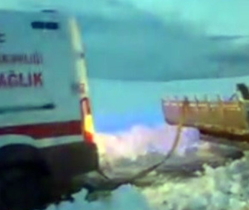 Bitlis'te hasta almaya giderken kara saplanan ambulansı, ekipler kurtardı