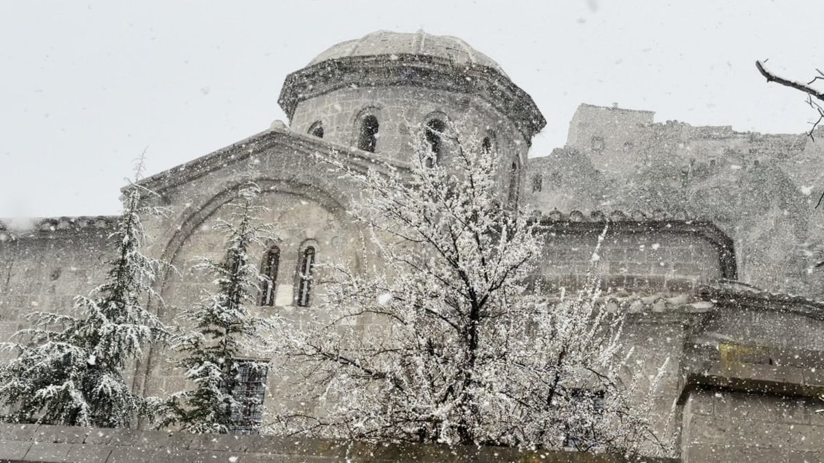 Aksaray'a bahar gelmedi: Nisan ayı ortasında kar devam ediyor