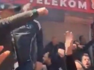 Kocaelispor Başkanı, Galatasaray'a yapılan küfürlü tezahürata eşlik etti