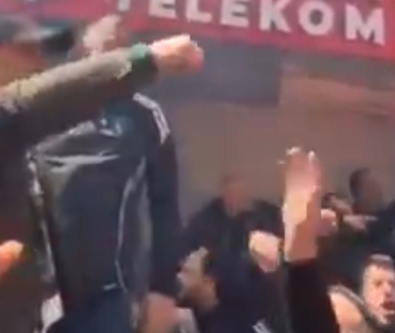 Kocaelispor Başkanı, Galatasaray'a yapılan küfürlü tezahürata eşlik etti