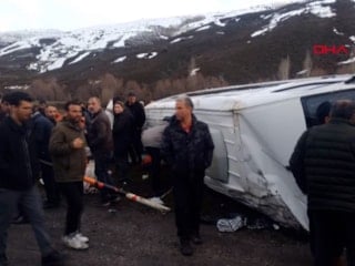 Van’da minibüs takla attı: 13 yaralı