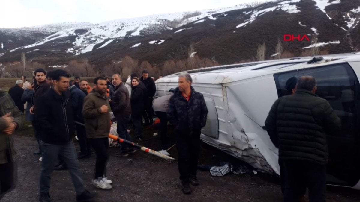 Van’da minibüs takla attı: 13 yaralı
